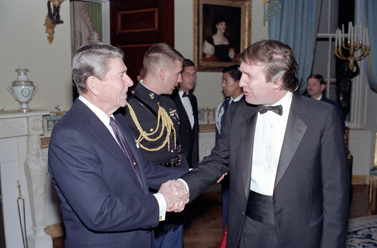 Donald Trump alături de președintele Ronald Reagan în 1987, când Trump a luat în considerare pentru prima oară candidatura la președinție